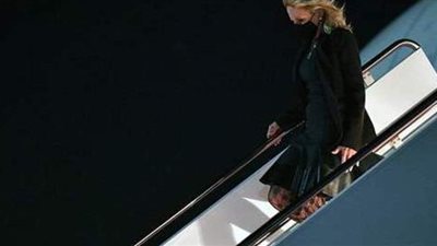 كذبة أبريل.. سيدة أمريكا الأولى تتنكر في زي مضيفة طيران اسمها «ياسمين»