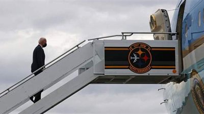 للمرة الرابعة.. بايدن يتعثر أثناء صعوده إلى الطائرة | فيديو