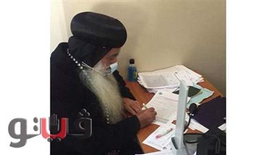 الأنبا كيرلس يتلقى الجرعة الأولى من لقاح كورونا