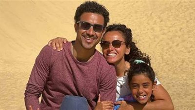 أحمد داوود وعلا رشدى يحتفلان بعيد زواجهما: كل سنة وإحنا مستحملين بعض