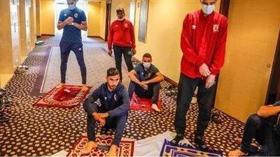 بعثة الأهلي تؤدى صلاة الجمعة بالسودان