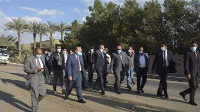 محافظ الجيزة والشهابي يتفقدان طريقي سقارة والمريوطية قبل نقل المومياوات | صور