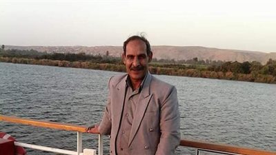 فنان صعيدي احترف النحت على بيض النعام.. يقضي حياته في العزلة للحفاظ على الدقة والمهارة.. والعمل الواحد يستغرق 60 ساعة تقريبا