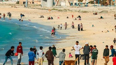 اعتدال الطقس يجذب المواطنين إلى شواطيء مرسى مطروح| صور