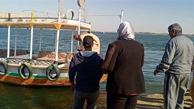 عطل مفاجئ بالعبارة النهرية بالنيل بطهطا.. ونقل المواطنين باللنشات | صور