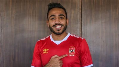 كهربا يذبح عجلاً احتفالاً بانتقاله للأهلي