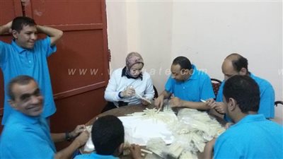 خطوة بخطوة.. قصة تصنيع شموع أعياد الميلاد في قنا | صور