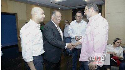 يوسف زيدان يشهد عرض فيلم «الأصليين» لأحمد مراد