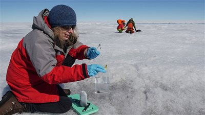 العلماء يجمعون عينات قبل اختفاء الأنهار الجليدية