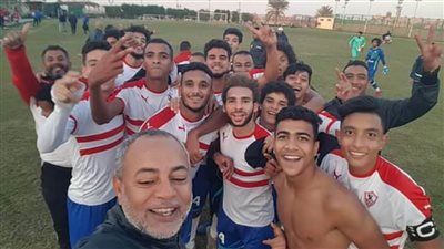 لاعبو الزمالك يحتفلون بالفوز علي الأهلي في قمة دوري الجمهورية للناشئين | صور