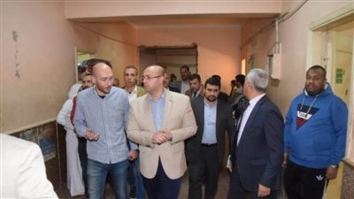 محافظ بني سويف يفاجئ مستشفى ببا للاطمئنان على توفر الأوكسجين بعد شكوى أسرة مريض