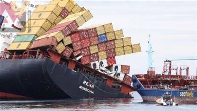 لحظة اصطدام سفينتين في أحد مواني المكسيك| فيديو