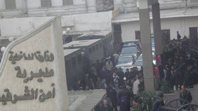 «الداخلية» تواجه «فتوات الشرطة».. أمناء بالشرقية يقتحمون مديرية الأمن.. «الأمن المركزي» ترد بقنابل الغاز.. إصابة العشرات باختناق.. مطالب بفصل المشاغبين ومحاكمتهم عسكريًا.