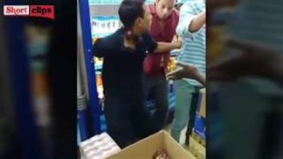 بالفيديو.. عمال يلقنون مندوب ألبان «علقة ساخنة» داخل سوبر ماركت