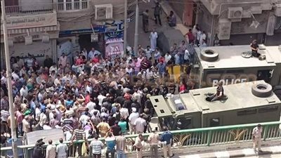 «افرم يا سيسي» يطالب بفض اعتصام أمناء الشرطة.. أبو عمر: «مجموعة من البلطجية بزي رسمي يريدون تحصين فسادهم».. شريف: أطالب بحبس هؤلاء المأجورين.. محمود: الداخلية تضرب بيد من حديد