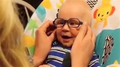 بالفيديو والصور.. طفل مصاب بمهق العين يرى والدته لأول مرة