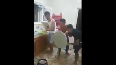 بالفيديو.. أغرب طريقة لشباب يقلون البطاطس