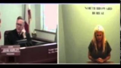 بالفيديو.. فتاة ليل أمريكية تكشف صدرها أمام قاض بولاية فلوريدا