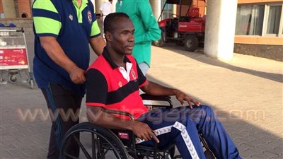 بالصور.. جون أنطوي يصل مطار القاهرة على كرسي متحرك