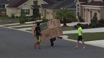 بالفيديو.. رياح قوية تتسبب في سقوط 3 أطفال على الطريق