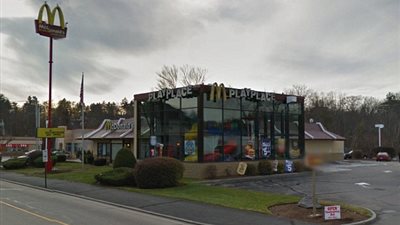 بالصور.. امرأة تطالب ماكدونالدز بالاعتذار لتلطيخ ابنها بفضلات بشرية