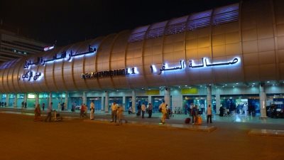 «ميناء القاهرة» يزيل خيمة الانتظار أمام صالة 1 لوضع «الخيمة المكيفة»