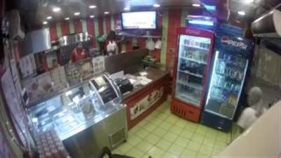 بالفيديو.. لحظة اقتحام 3 ملثمين مطعما بالسعودية