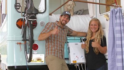 بالصور.. زوجان يحولان حافلة مدرسية إلى منزل فخم