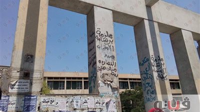 سلم جامعة القاهرة.. ساحة للترويج للسحر وفرص العمل والزواج «تقرير»