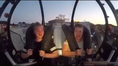 بالفيديو.. رد فعل غريب لفتاتين لحظة ركوبهما لعبة ملاهي