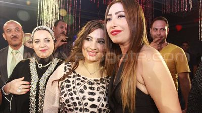 بالصور.. «بوسي» تتألق في حفل زفاف ابنة شقيق «السبكي»