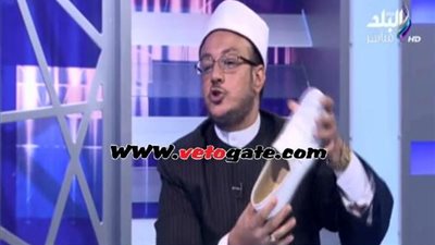بالفيديو.. عبد الله نصر يخلع جزمته على الهواء: «ثمنها 3 سحتوت»