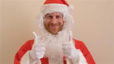 الأمير هاري يتنكر بزي «بابا نويل» للاحتفال بعيد الميلاد مع أبناء قتلى القوات البريطانية| فيديو وصور