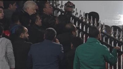 مشادات وهجوم بين جماهير الزمالك ومرتضى منصور بسبب التعادل أمام سموحة | فيديو