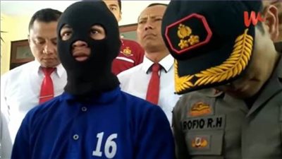 مراهق يتعقب مغتصب والدته قبل طعنه حتى الموت في الشارع