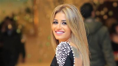 منة فضالي تحكي موقفا غريبا لها مع معجب| فيديو