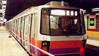 «المترو» تحاول سحب القطار المتعطل بمحطة جامعة القاهرة