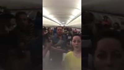 بالفيديو.. مشادة بين ركاب طائرة وقائدها بالكويت