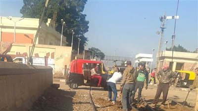 صيانة خطوط السكك الحديدية بمزلقان السنطة عقب خروج قطار 