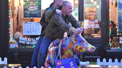 جنون في شوارع بريطانيا بسبب احتفالات أعياد الميلاد| صور