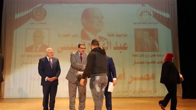 سعفان والغضبان يسلمان 556 شهادة أمان للعمالة غير المنتظمة ببورسعيد