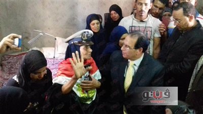 والدة شهيد سيناء بالجمالية تستقبل محافظ الدقهلية بعلم مصر