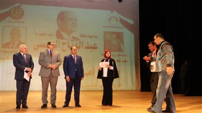 وزير القوي العاملة ومحافظ بورسعيد يسلمان  56 عقد عمل لمتحدي الإعاقة