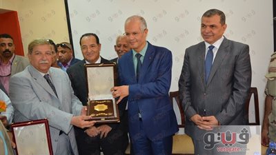 بالصور.. «طاهر» يهدي درع الإسماعيلية لـ«سعفان» و«الحمامي»