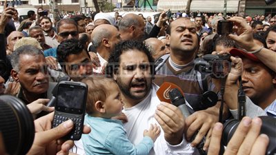 بالصور.. علاء عبدالفتاح يصل إلى مكتب النائب العام للتحقيق معه