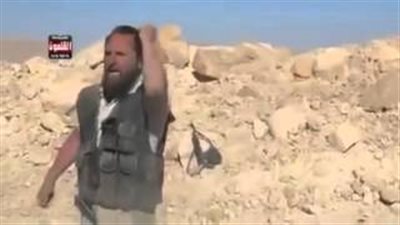 بالفيديو.. ألباني يقتل «دواعش» ويصلي عليهم