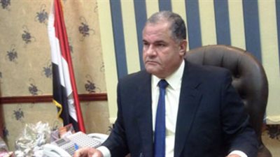 القبض على سائق بمطروح حاول تهريب بندقية آلية من ليبيا