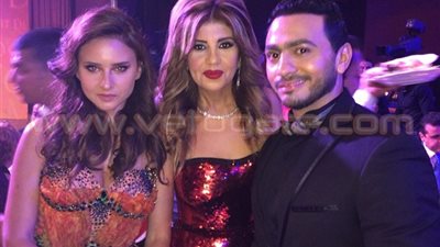 نيللى كريم تلفت أنظار متابعى «موريكس دور» بـ«فستان غريب»