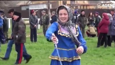 بالفيديو.. النساء الروسيات يشعلن «فيس بوك» برقصة السيوف