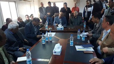 كامل الوزير يجتمع بمهندسي مشروع محور ديروط ويستمع للشرح التفصيلي | صور